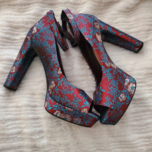 Gianni Bini Platform Heels - Picture 2 of 6